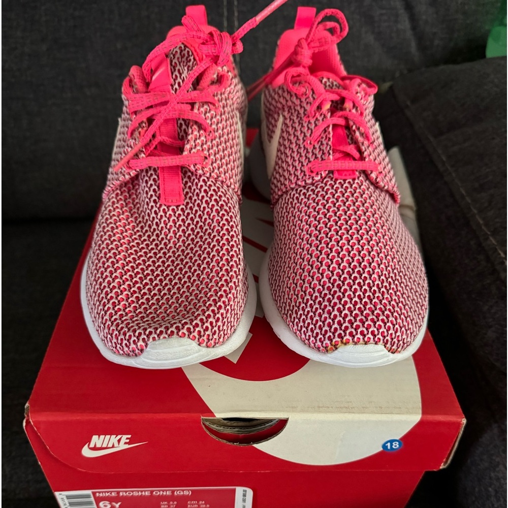 NIB Woman’s Nike Roshe Shoes (Size 6Y/7.5)